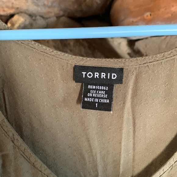 Army green cold shoulder tee - Picture 2 of 3